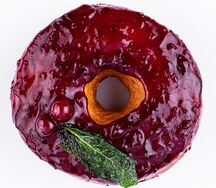 Пончик с куриным паштетом и клюквенным конфи