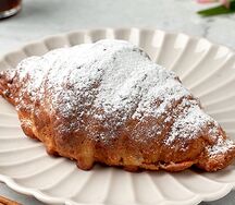 Круассан с яблоком, корицей и миндалём