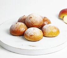 Пирожок с яблоком и корицей