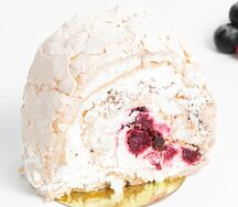 Пирожное Меренговый рулет с фисташкой