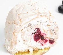 Пирожное Меренговый рулет с вишней