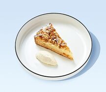 Яблочный пирог
с муссом на основе солёной карамели