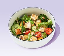 Салат с грудкой цыплёнка, картофелем стоун, овощами, проростками сои, арахисом и соусом сладкий чили