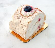 Меренговый рулет с клубникой