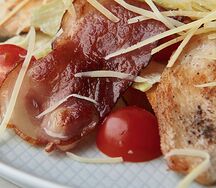 Салат Цезарь с беконом