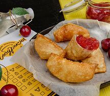 Мини-чебуреки с вишневым джемом