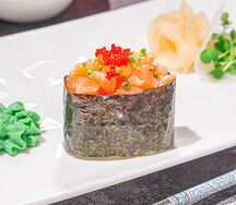 Гункан с лососем 