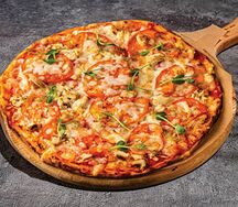 Пицца с помидорами и сыром