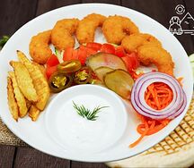 С креветками на тарелке