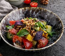Овощной грузинский салат с грецким орехом