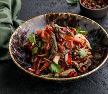 Мясной салат с говядиной и курой