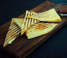 Кесадилья с сыром и томатным соусом 