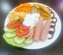 Хот-дог на тарелке