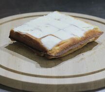 Половинка венской вафли с творожным сыром