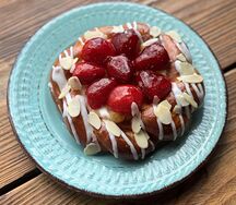 Вензель с клубникой