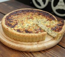 Киш с зеленью, творогом и сыром на песочном тесте