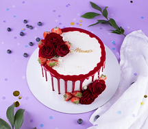 Торт подарочный С розами и клубникой