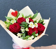 Букет цветов из роз и альстромерии Восторженные взгляды