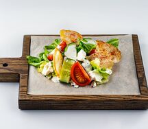 Салат из овощей с брынзой и чесночным соусом