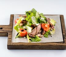 Салат с курицей, инжиром и брынзой