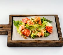 Салат с тигровыми креветками и соусом спайси