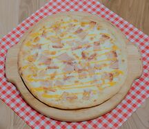 Пицца с беконом и гелем из желтка