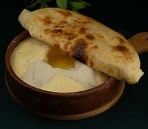 Мамалыга с маслом и сыром