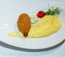 Котлета по-киевски с пюре и соусом