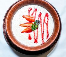 Каша овсяная с ягодами
