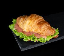 Круассан с красной рыбой и сливочным сыром
