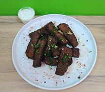 Гренки бородинские с чесночным соусом