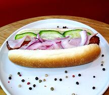 Хот-дог Цезарь с беконом