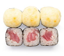 Запеченный мини-ролл с тунцом