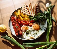 Глазунья из двух яиц и тост