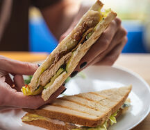 Сэндвич Коко с курицей и беконом на гриле