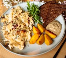 Скрамбл с сыром и тост