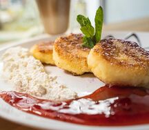 Три сырника из русского творога