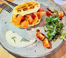 Вафли картофельные с лососем и творожным сыром