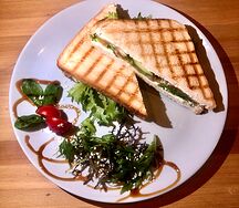 Сэндвич с лососем и огурцом на гриле