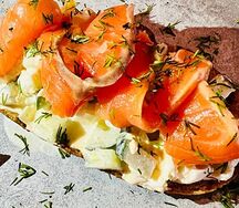 Брускетта с лососем на гриле