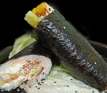Ролл с наггетсами, беконом с соусом BBQ