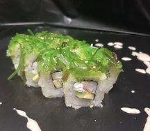 Чука с крабом и ореховым соусом