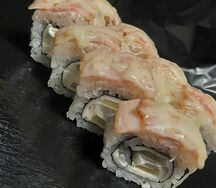 Запечённый ролл Четыре сыра с беконом