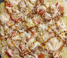 Японская пицца из риса Цезарь с курицей