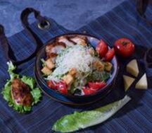 Салат Цезарь с курицей