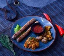 Колбаски куриные с тушёной капустой