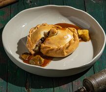 Пирог из 4-х видов мяса по мотивам Зур бэлиш с соусом демиглас и белыми грибами
