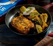 Свиной карбонад с жареным картофелем и артишоками