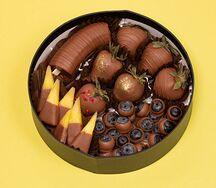 Микс из ягод, фруктов и ананаса в бельгийском шоколаде S