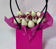 Клубника в белом бельгийском шоколаде и розовой корзинке 